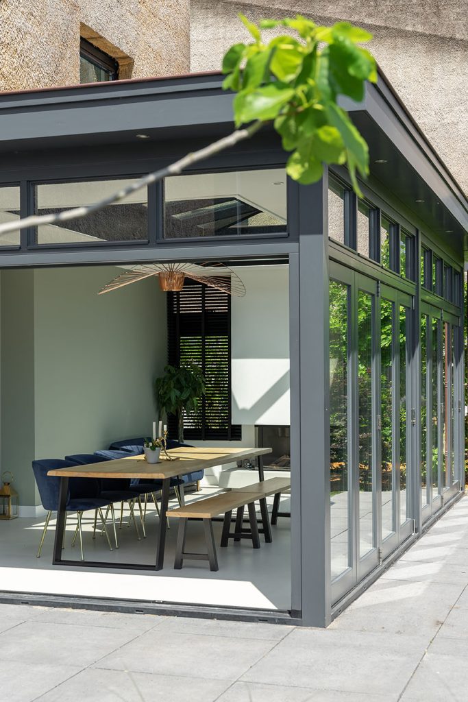aanbouw met harmonicadeuren