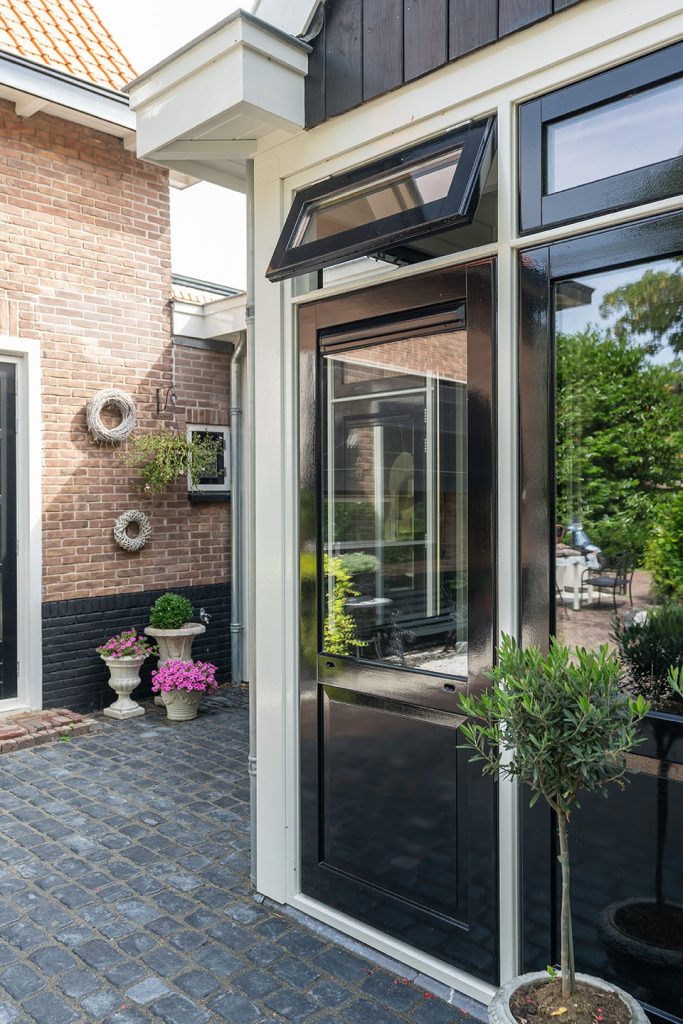 Serre bij monumentale woning