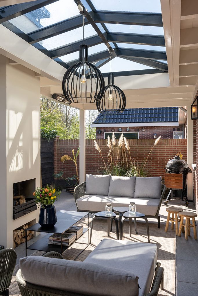 moderne veranda met lichtstraat aan huis