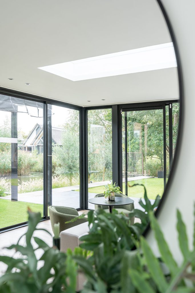 luxe aanbouw met grote pui