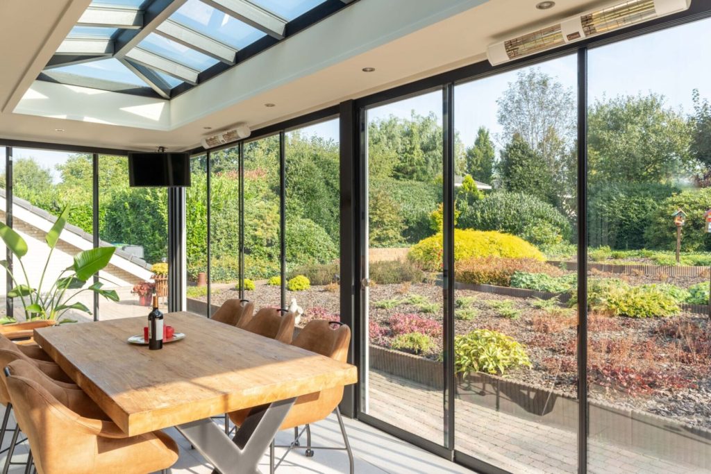 Voorbeeld van glazen schuifwanden in een veranda aan huis