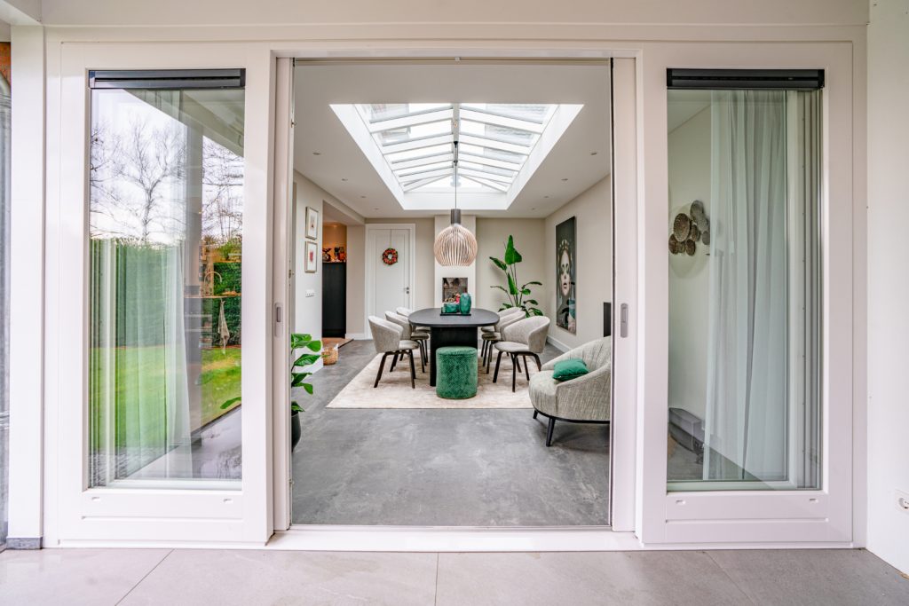 Moderne serre met woonkamer en lichtstraat