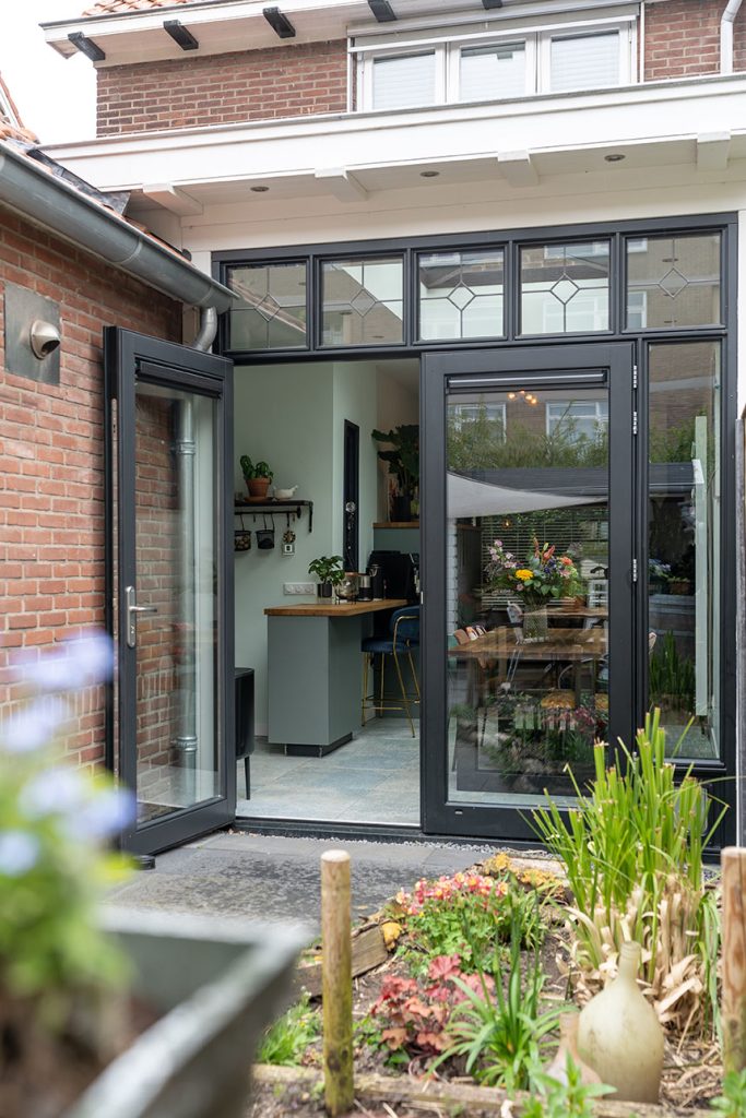 Aanbouw met openslaande deuren antraciet