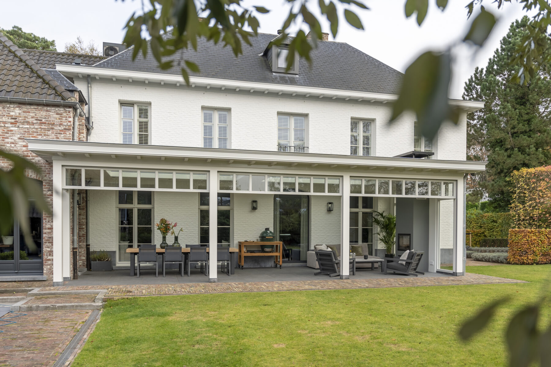 Landelijke veranda aan huis met grote tuin