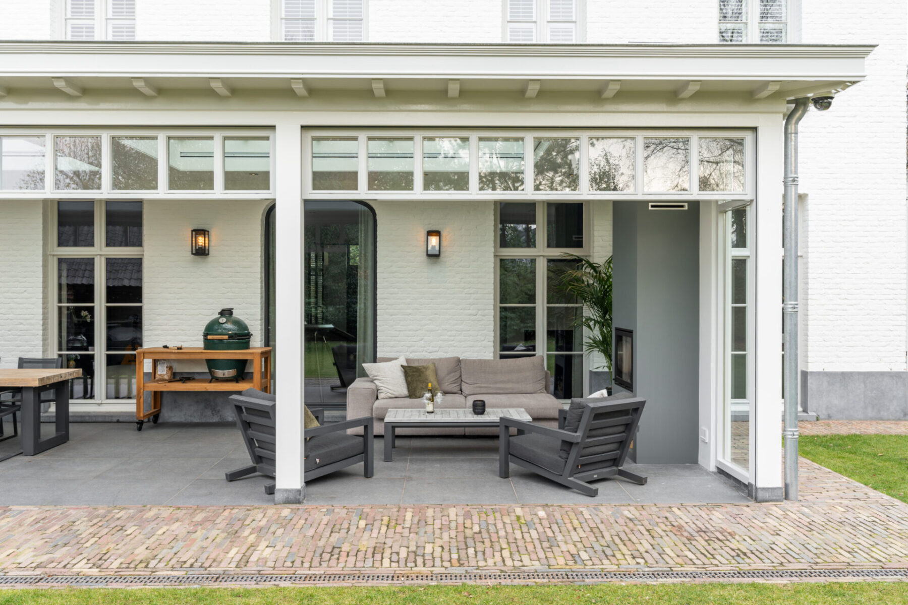 Luxe veranda met open haard
