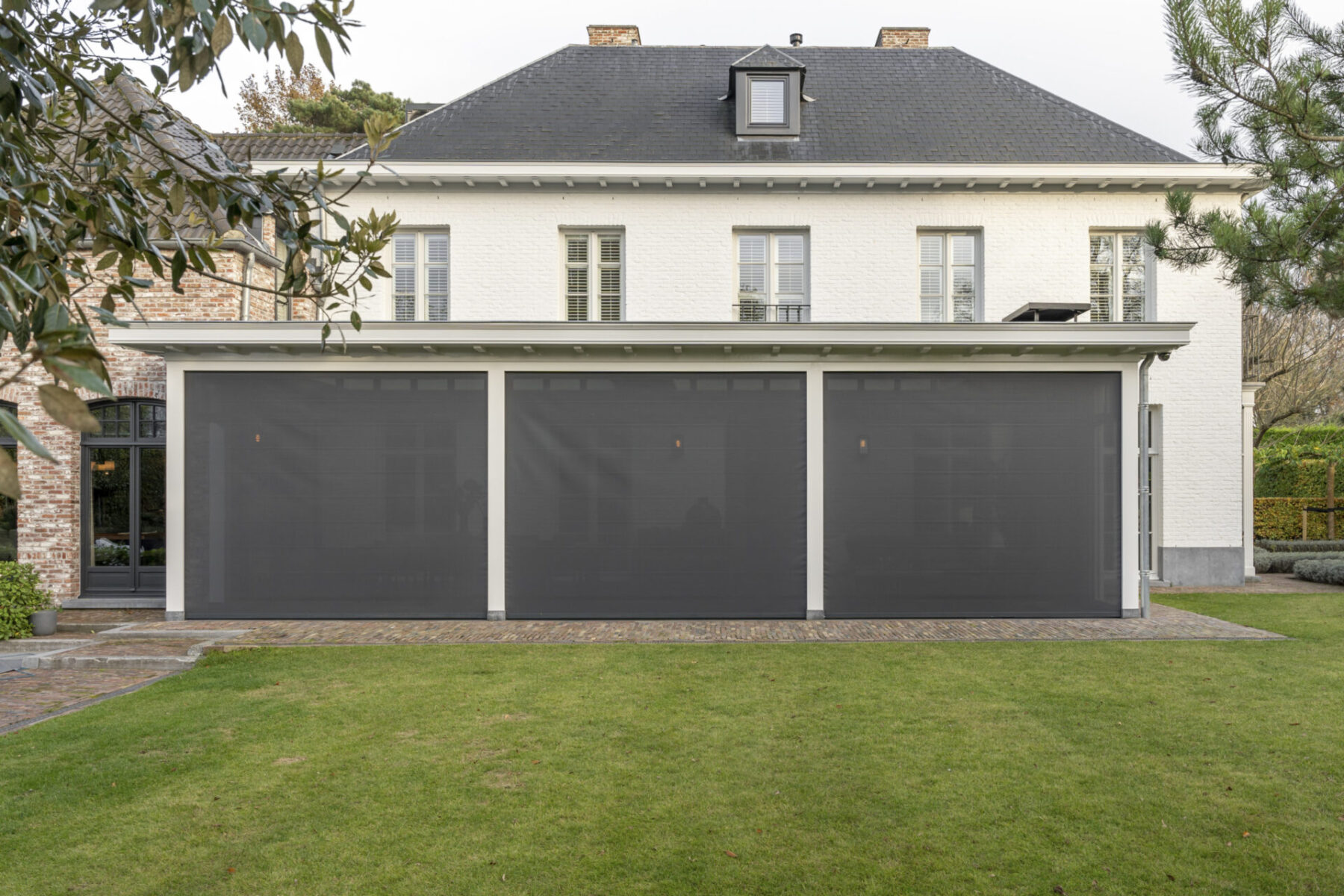 Luxe veranda met elektrische schermen