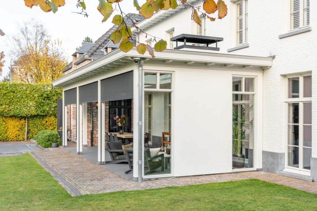 Een luxe op maat gemaakte veranda met elektrische schermen
