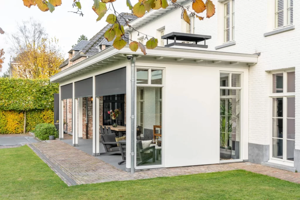 Een luxe op maat gemaakte veranda met elektrische schermen