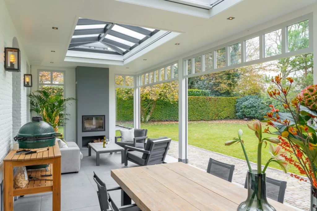 Overkapping aan huis met luxe inrichting een open haard en lichtstraat