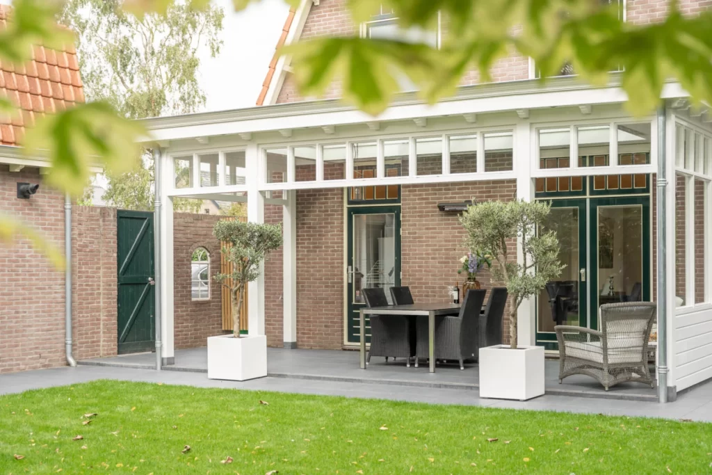 Klassieke veranda aan huis