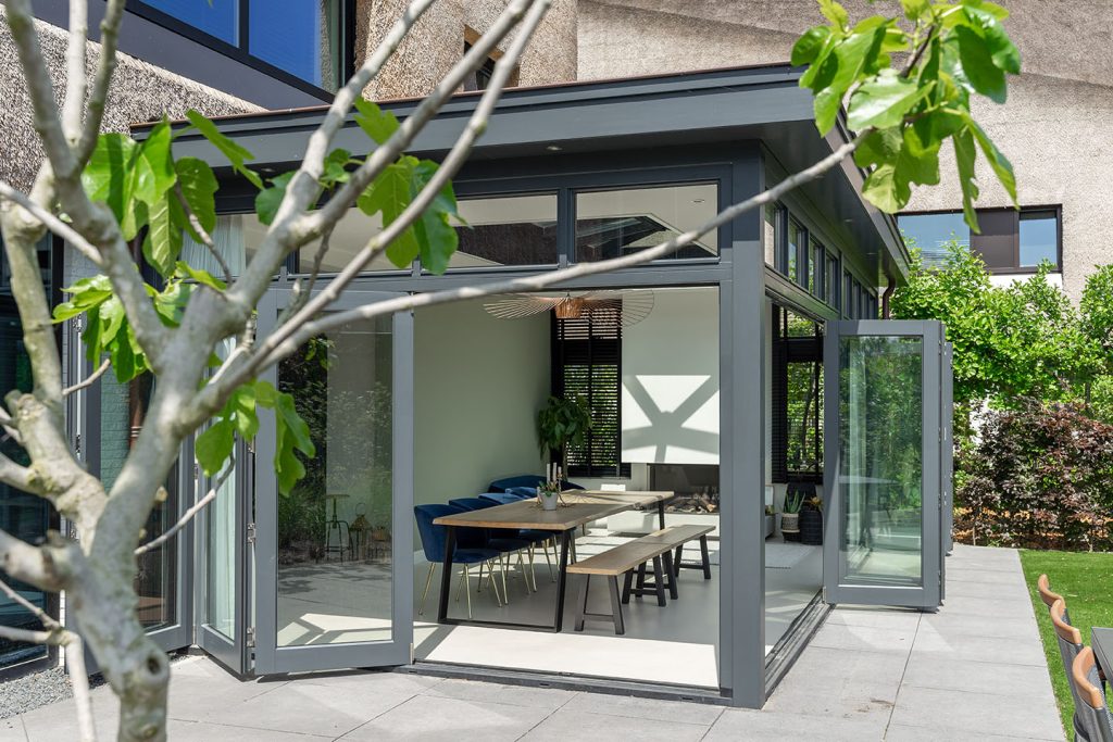 Luxe maatwerk serre met zwarte details