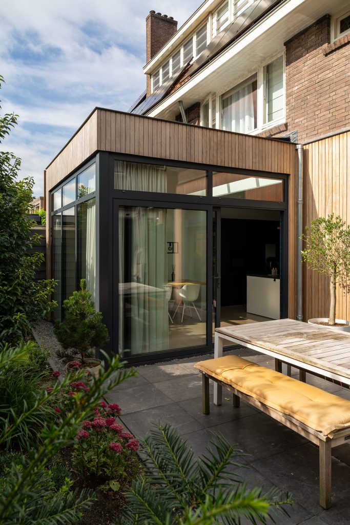 uitbouw met houten gevelbekleding industrieel