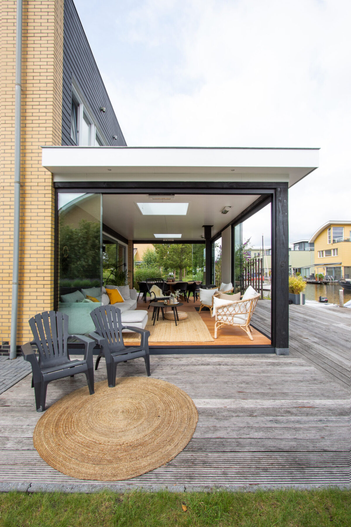 Tuinkamer aan huis met glazen schuifwanden en vlonder