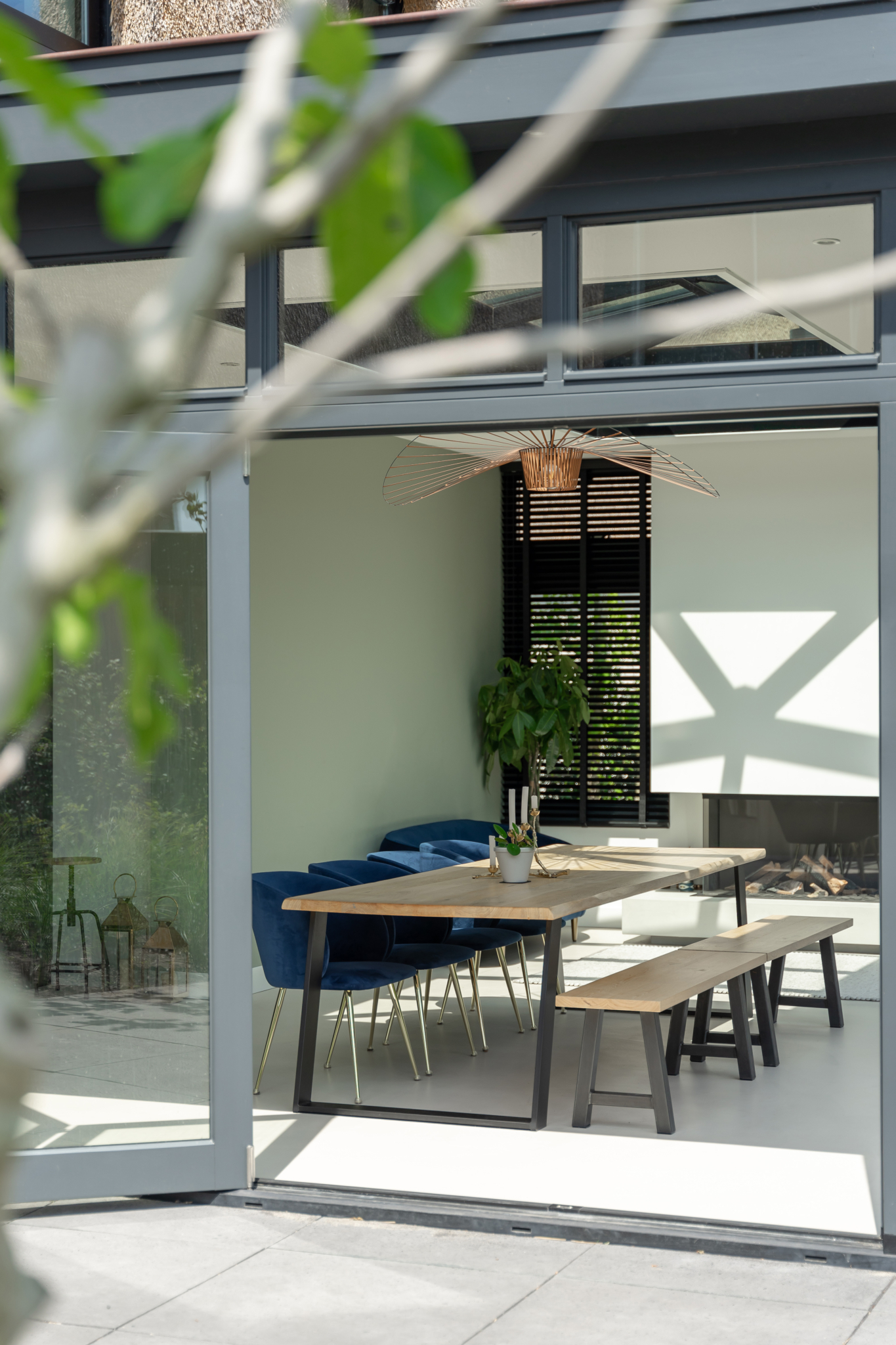 Een luxe serre op maat met industriële inrichting en gietvloer