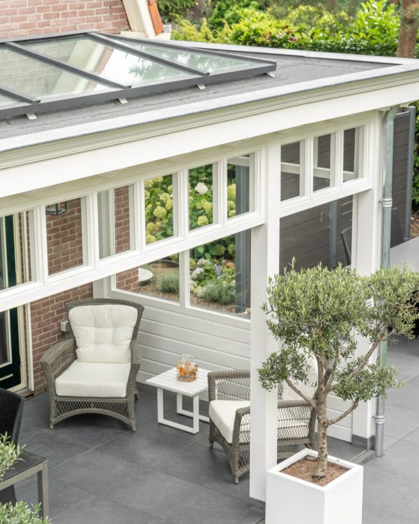 Voorbeeld van een klassieke veranda met lichtstraat op een plat dak