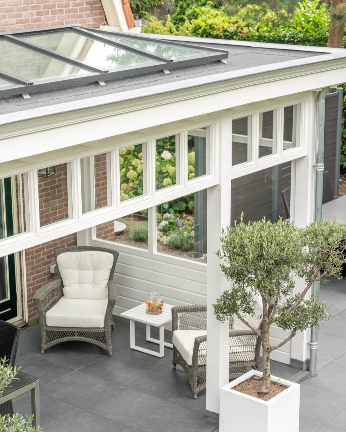 Voorbeeld van een klassieke veranda met lichtstraat op een plat dak