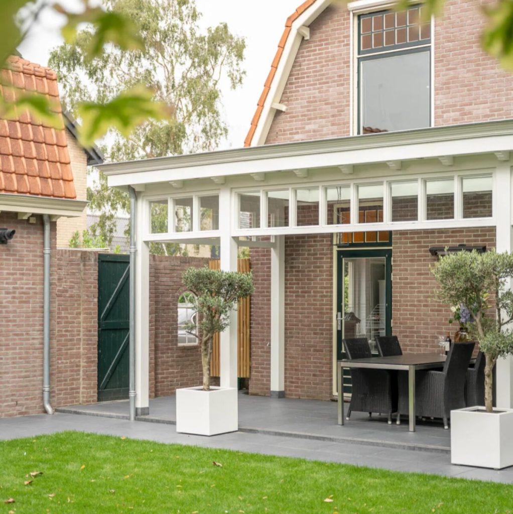 Klassieke veranda aan huis bij een landelijke woning