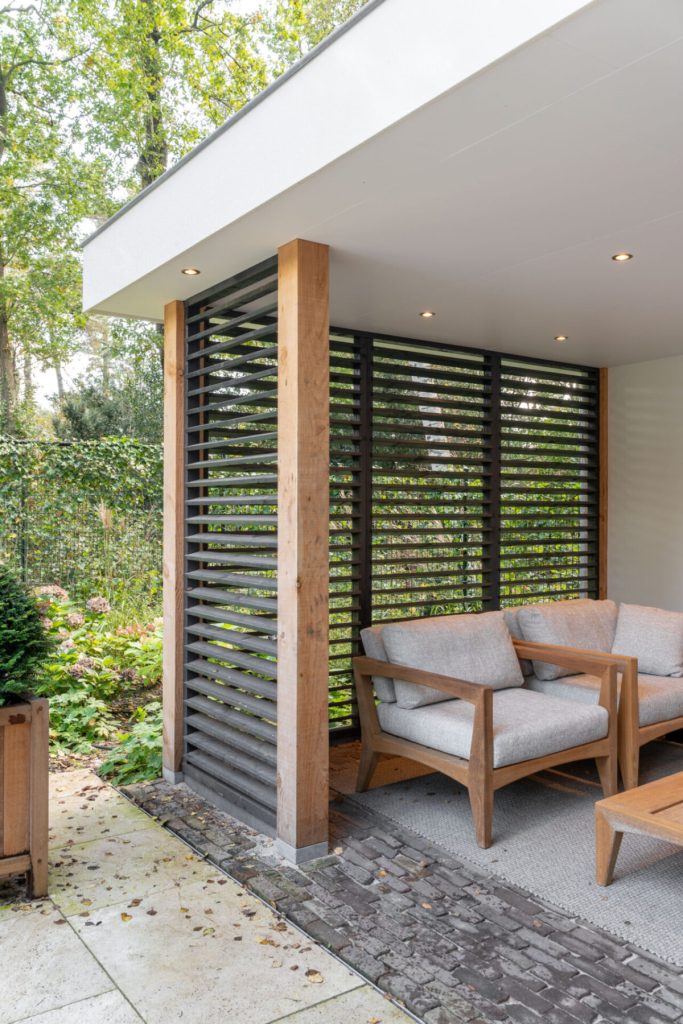 Voorbeeld van houten lamellenwanden bij een poolhouse op maat
