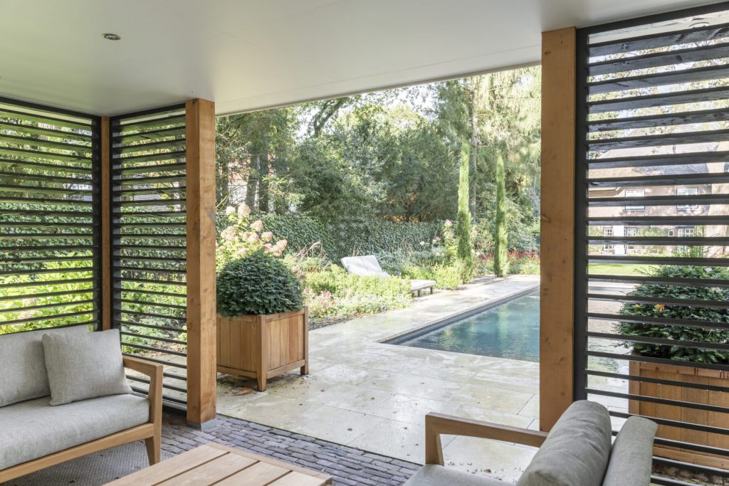 Uitzicht op het zwembad vanuit een luxe poolhouse