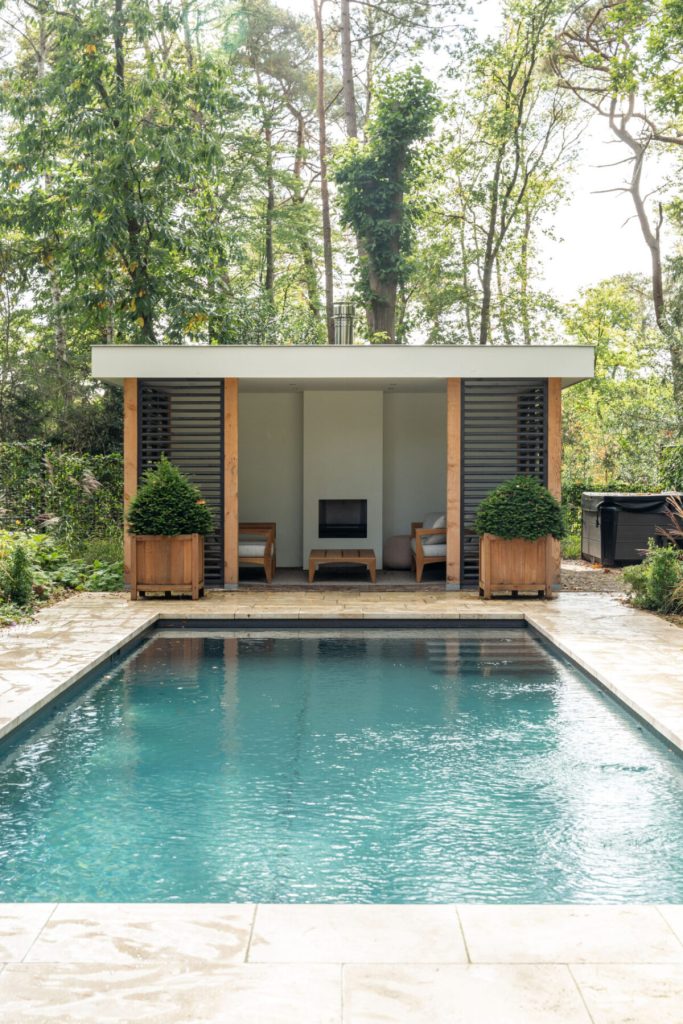 Voorbeeld van een luxe poolhouse bij een zwembad