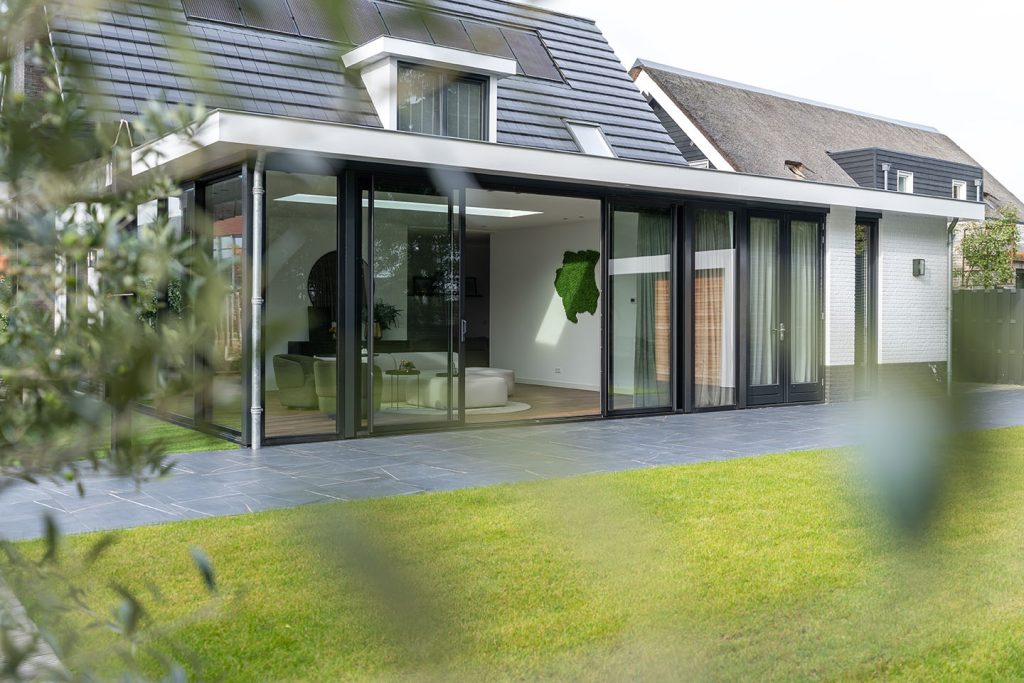 Serre aanbouw met schuifpui