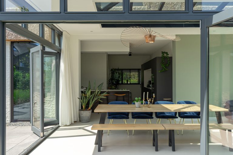 Luxe serre met gietvloer en woonkeuken