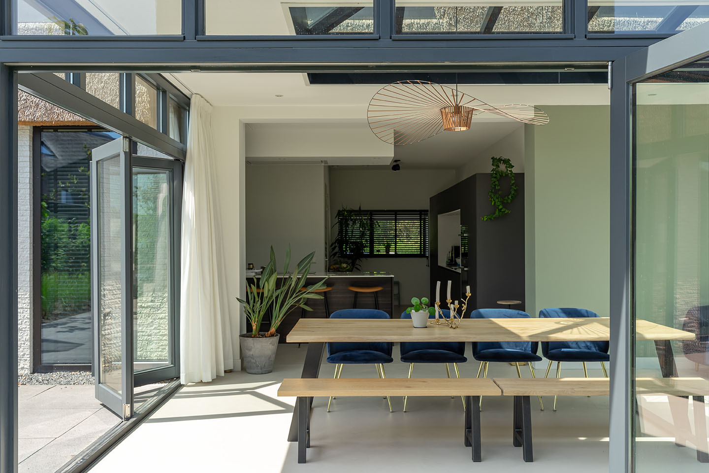 Luxe serre met gietvloer en woonkeuken