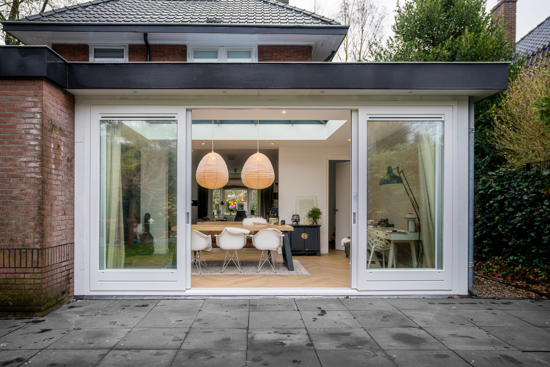Moderne serre aan huis met schuifpui