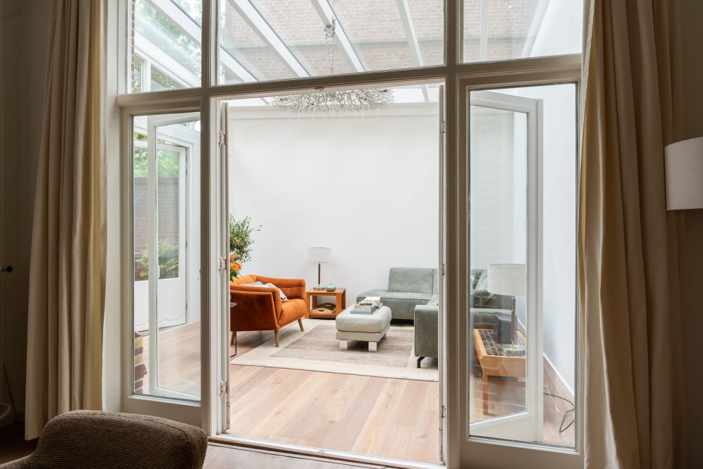 serre aanbouw met glazen dak