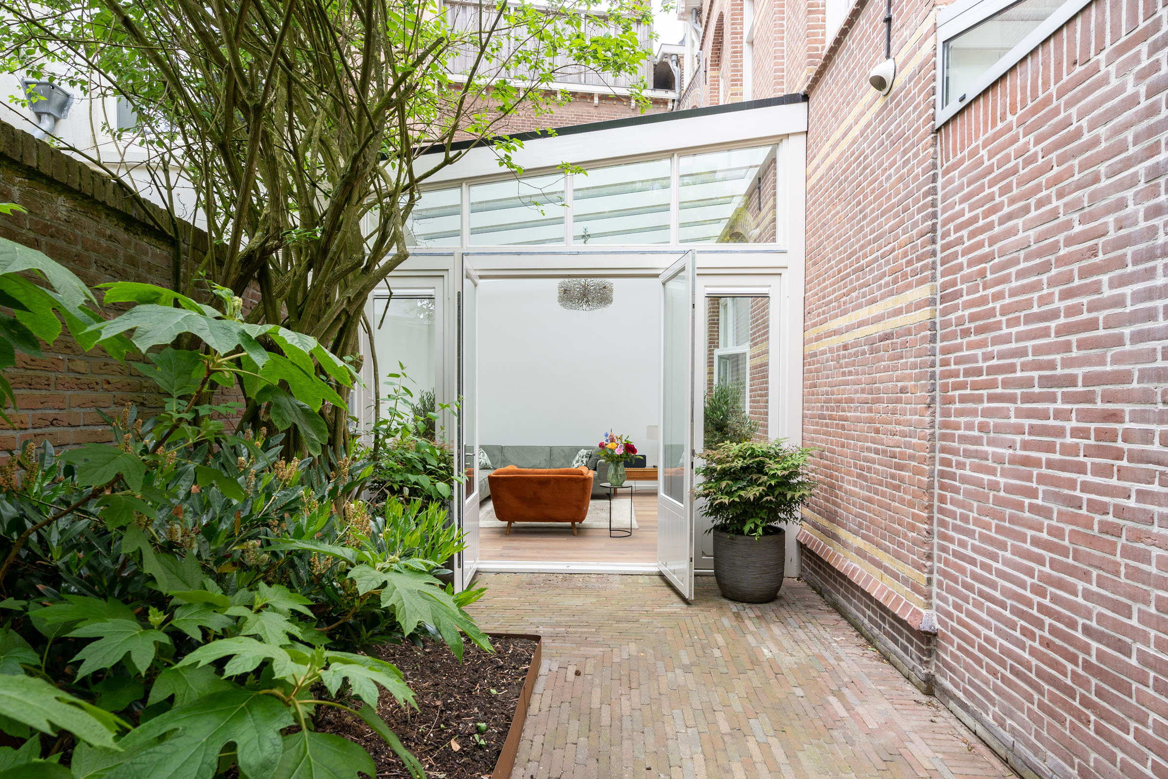 aanbouw met veel glas bij klassiek herenhuis