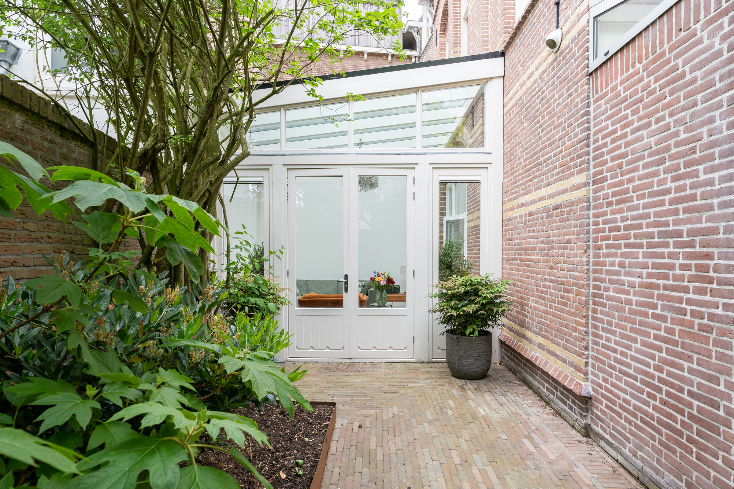 exclusieve serre aanbouw met glazen dak bij herenhuis