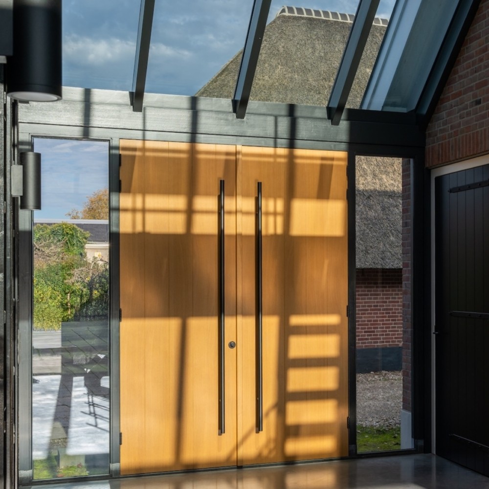 Exclusieve verbindingsgang met eiken deur