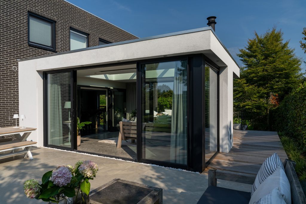 Industriële aanbouw bij moderne woning