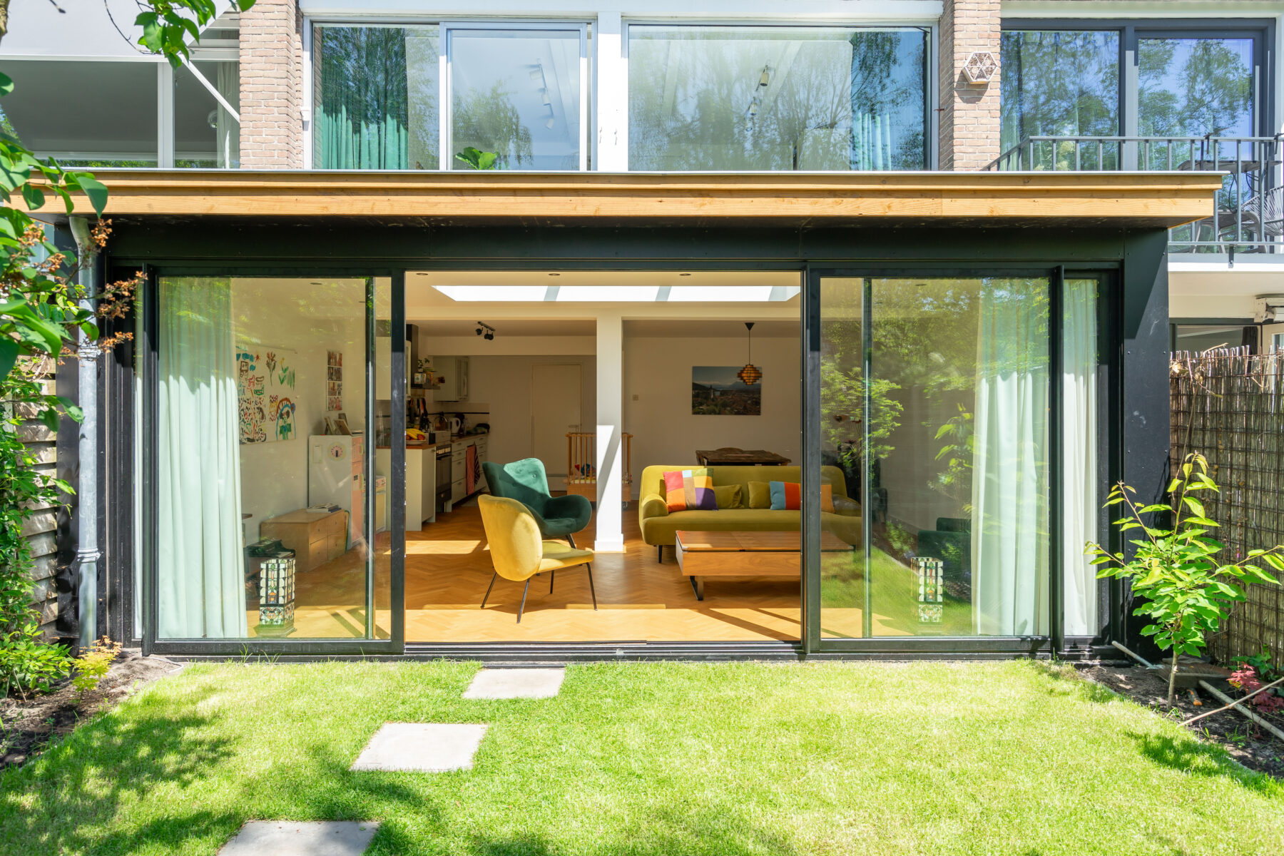 Een industriële serre aan huis met woonkamer