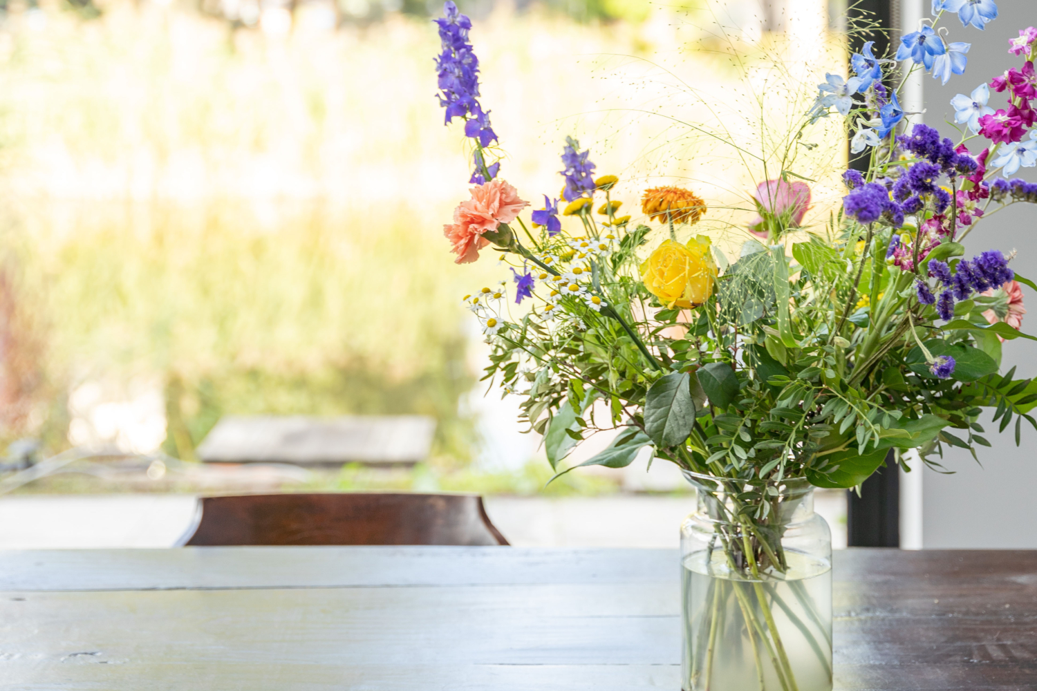Daglicht in serre met bloemen