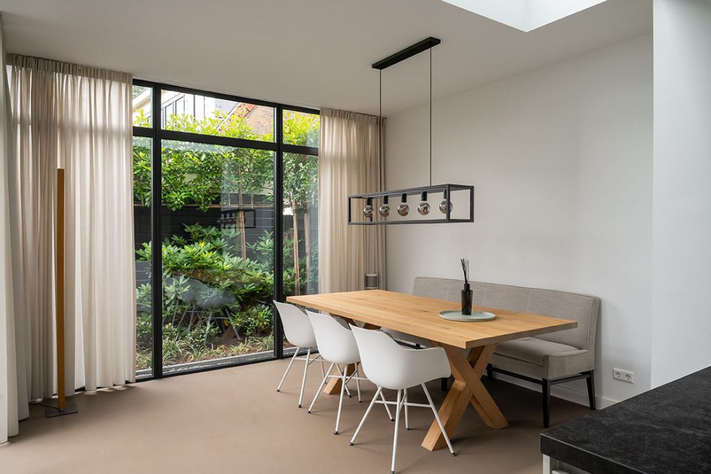Serre uitbouw met veel glas modern
