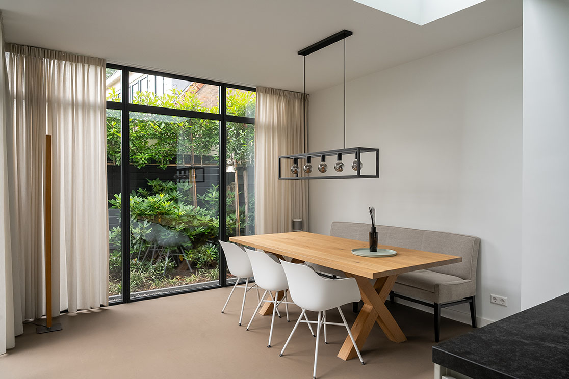 Serre uitbouw met veel glas modern