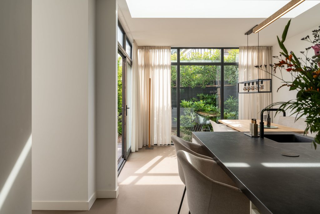 Uitbouw met keuken en aluminium kozijnen