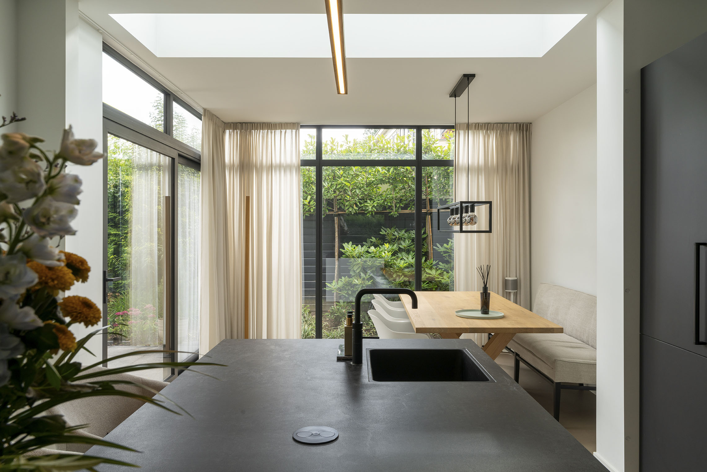 Aanbouw keuken met lichtstraat