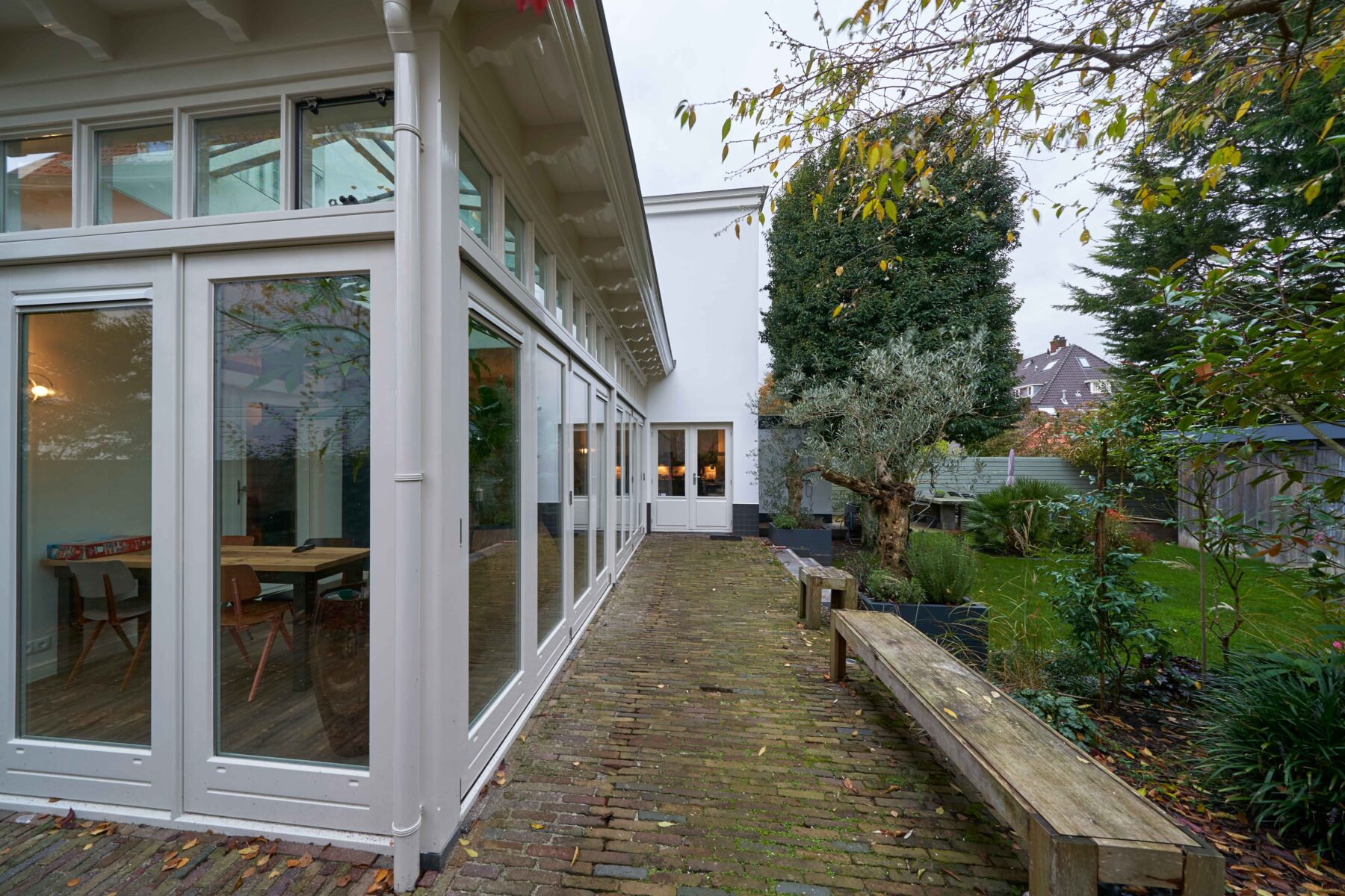 Klassieke serre met klassiek overstek en boeilijsten