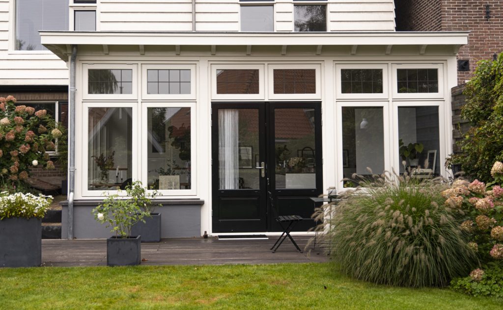 Maatwerk serre met openslaande deuren bij een project in Amsterdam