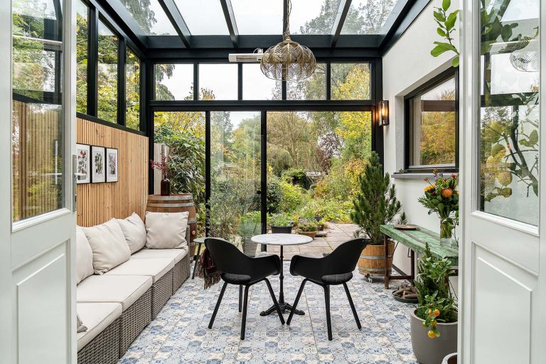 Klassieke tuinkamer met bovenramen