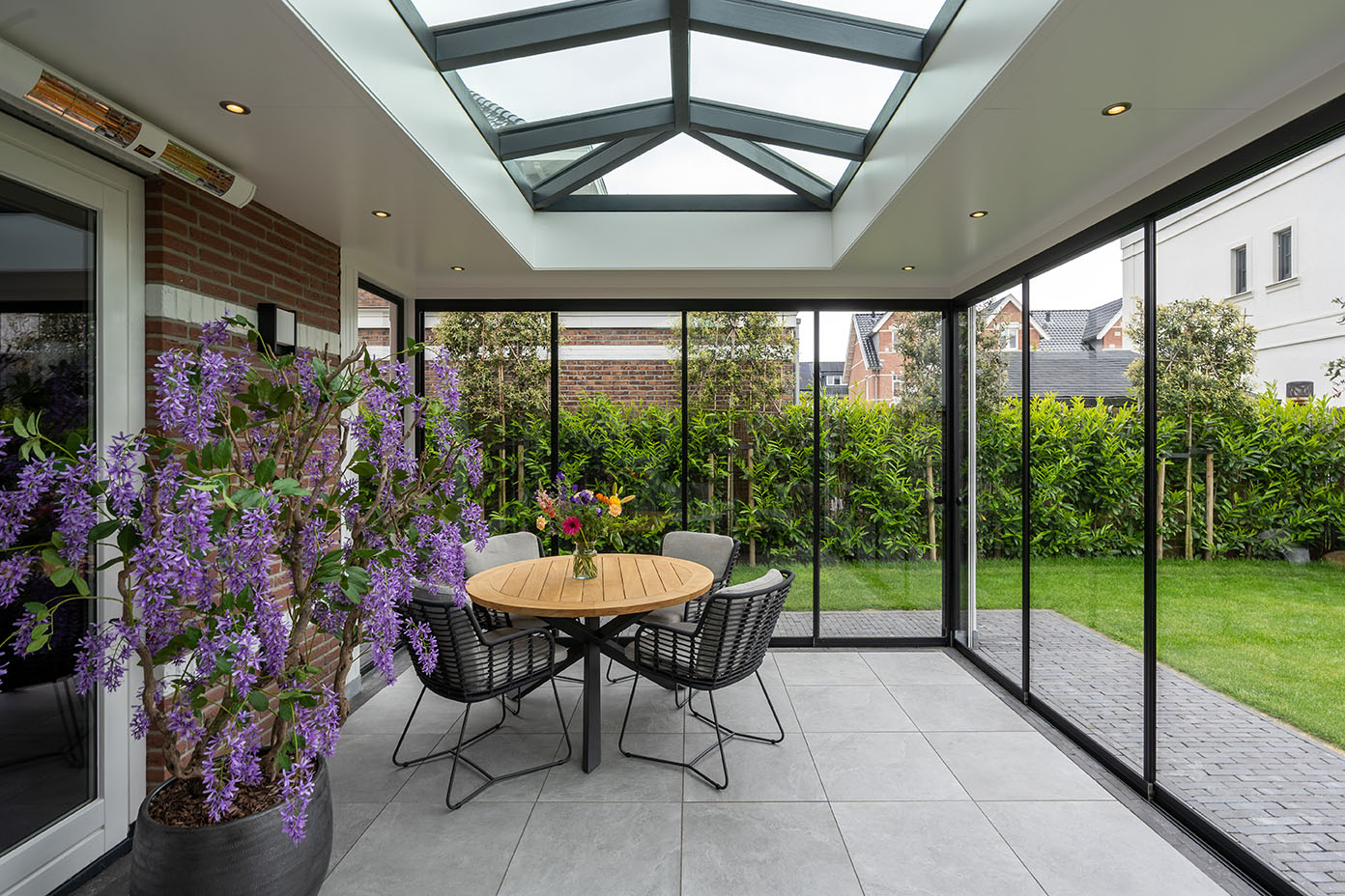 Luxe tuinkamer me glas en lichtstraat