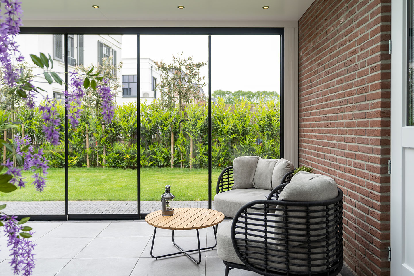 Houten tuinkamer op maat met glazen schuifwanden