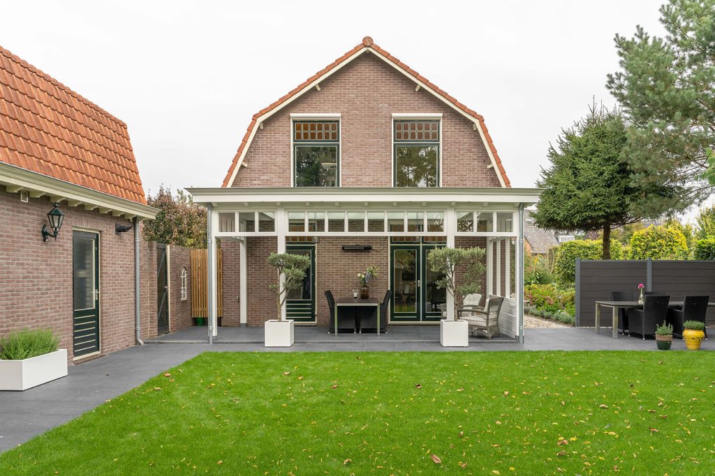 Klassieke veranda op maat bij jaren '20 woning