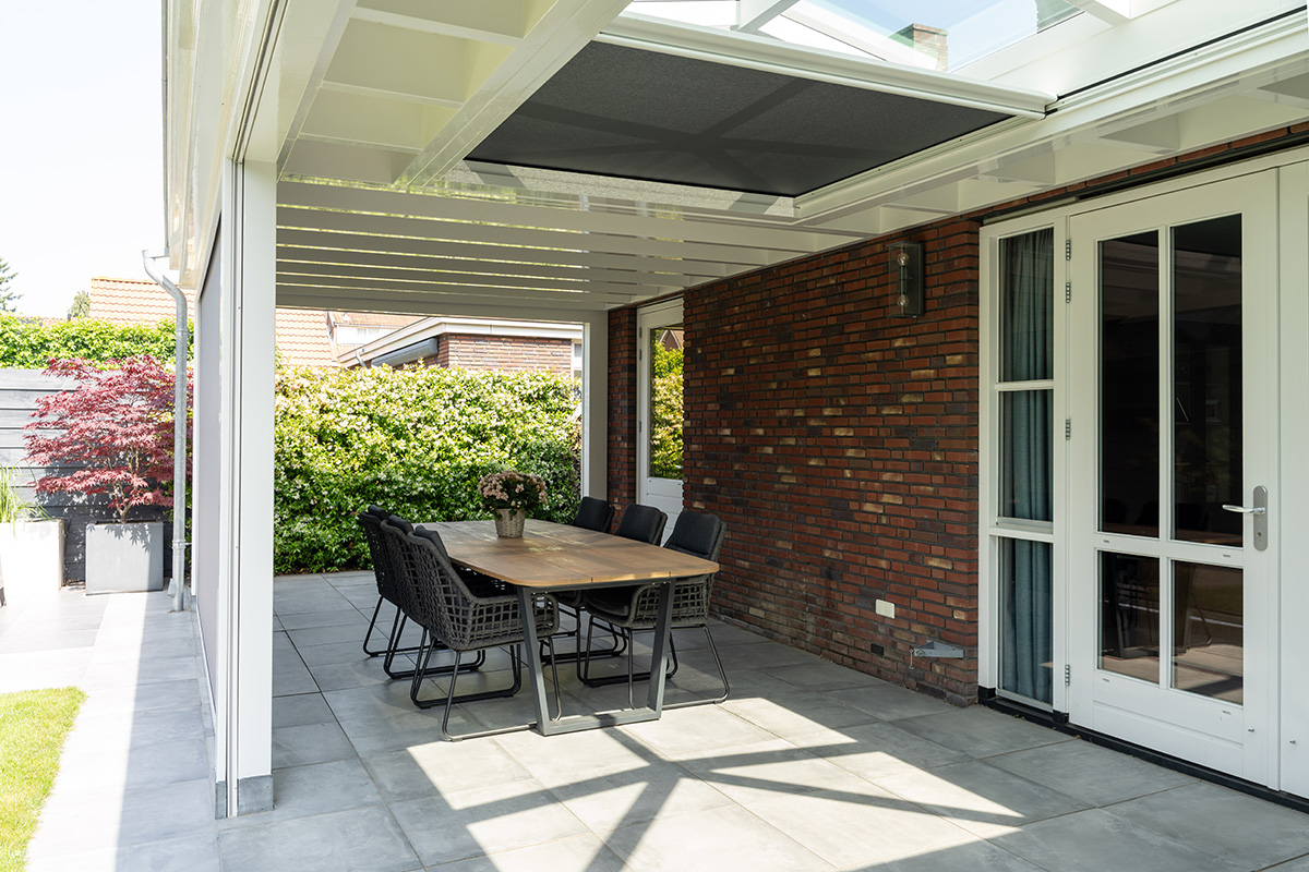 Klassieke veranda met lichtstraat en zonwering
