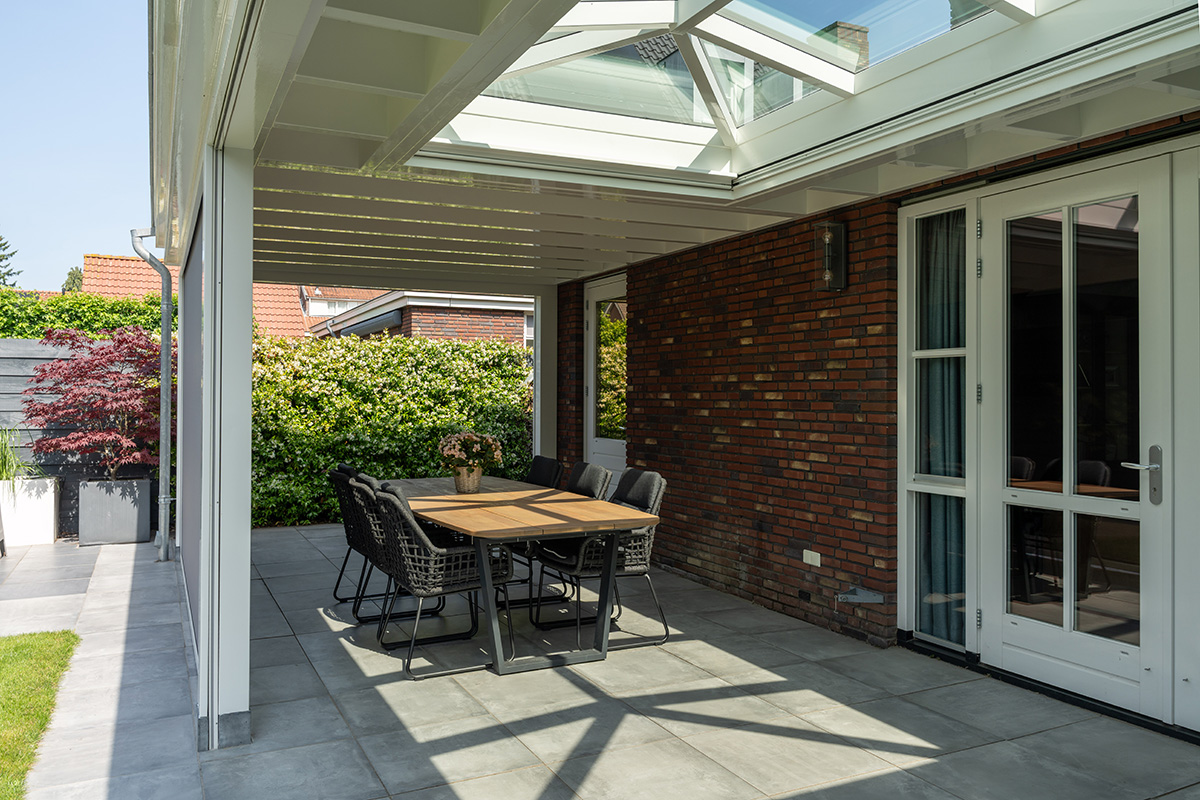 Klassieke veranda met balkenplafond