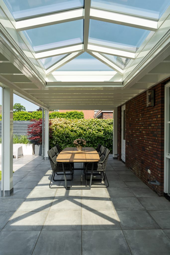 Hardhouten veranda met lichtstraat