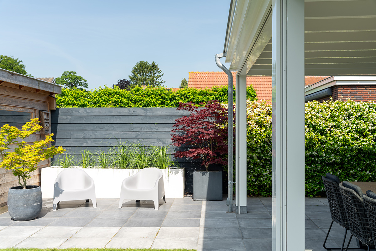 Klassieke veranda met balkenplafond en screens