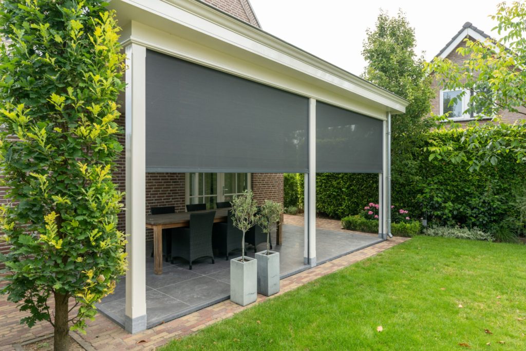 Veranda aan huis met elektrische zonwerende schermen